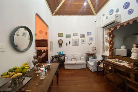 Casa à venda com 200m², 4 quartos e 2 vagas Casa à venda com 200m², 4 quartos e 2 vagasSala