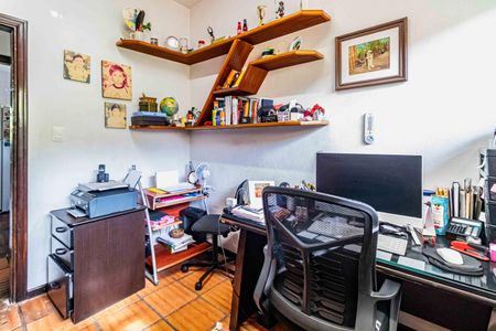 Casa à venda com 1200m², 4 quartos e 5 vagas Casa à venda com 1200m², 4 quartos e 5 vagasEscritório