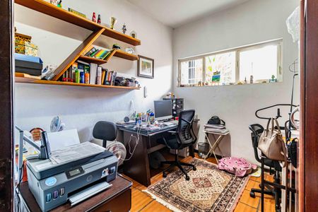 Casa à venda com 1200m², 4 quartos e 5 vagas Casa à venda com 1200m², 4 quartos e 5 vagasEscritório