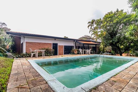 Casa à venda com 1200m², 4 quartos e 5 vagas Casa à venda com 1200m², 4 quartos e 5 vagasPiscina