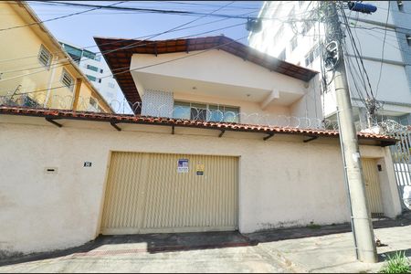Casa para alugar com 280m², 5 quartos e 1 vagaFachada