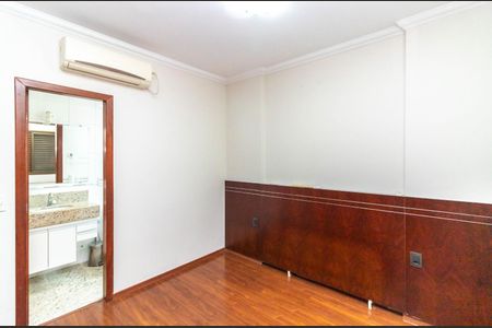 Apartamento à venda com 118m², 3 quartos e 2 vagas Apartamento à venda com 118m², 3 quartos e 2 vagasSuíte