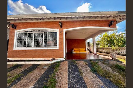 Casa à venda com 402m², 5 quartos e 5 vagas Casa à venda com 402m², 5 quartos e 5 vagasFachada