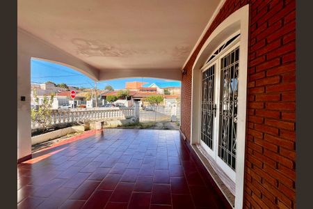 Casa à venda com 402m², 5 quartos e 5 vagas Casa à venda com 402m², 5 quartos e 5 vagasFachada