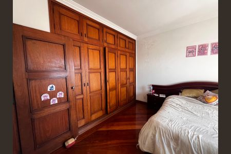 Casa à venda com 402m², 5 quartos e 5 vagas Casa à venda com 402m², 5 quartos e 5 vagasQuarto 1