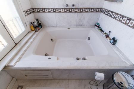 Casa de condomínio à venda com 1480m², 4 quartos e 9 vagas Casa de condomínio à venda com 1480m², 4 quartos e 9 vagasBanheiro da Suíte master