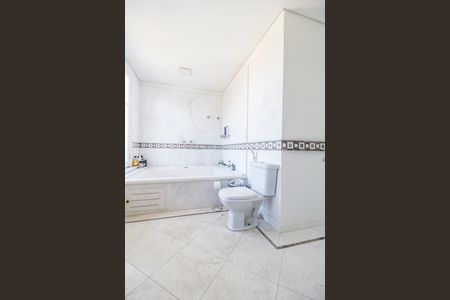 Casa de condomínio à venda com 1480m², 4 quartos e 9 vagas Casa de condomínio à venda com 1480m², 4 quartos e 9 vagasBanheiro da Suíte master