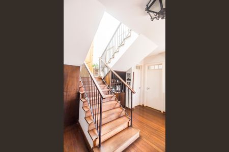 Casa de condomínio à venda com 1480m², 4 quartos e 9 vagas Casa de condomínio à venda com 1480m², 4 quartos e 9 vagasEscada