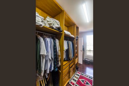 Casa de condomínio à venda com 1480m², 4 quartos e 9 vagas Casa de condomínio à venda com 1480m², 4 quartos e 9 vagasCloset da Suíte master