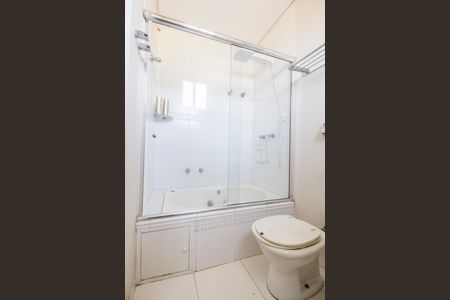 Casa de condomínio à venda com 1480m², 4 quartos e 9 vagas Casa de condomínio à venda com 1480m², 4 quartos e 9 vagasBanheiro da Suíte 2