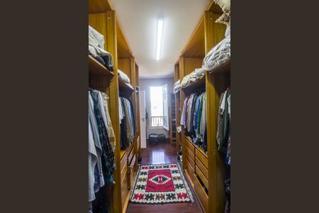 Casa de condomínio à venda com 1480m², 4 quartos e 9 vagas Casa de condomínio à venda com 1480m², 4 quartos e 9 vagasCloset da Suíte master