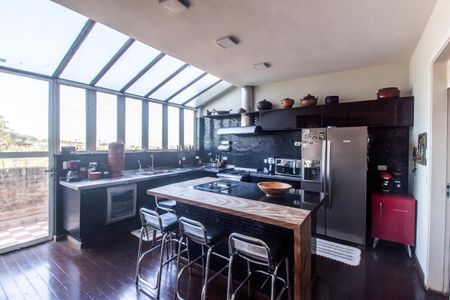 Casa de condomínio à venda com 1480m², 4 quartos e 9 vagas Casa de condomínio à venda com 1480m², 4 quartos e 9 vagasCozinha