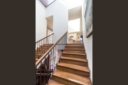 Casa de condomínio à venda com 1480m², 4 quartos e 9 vagas Casa de condomínio à venda com 1480m², 4 quartos e 9 vagasEscada