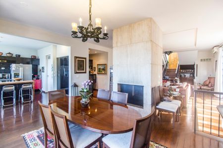 Casa de condomínio à venda com 1480m², 4 quartos e 9 vagas Casa de condomínio à venda com 1480m², 4 quartos e 9 vagasSala de Jantar