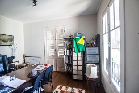 Casa de condomínio à venda com 1480m², 4 quartos e 9 vagas Casa de condomínio à venda com 1480m², 4 quartos e 9 vagasEscritório