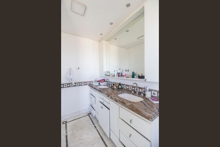 Casa de condomínio à venda com 1480m², 4 quartos e 9 vagas Casa de condomínio à venda com 1480m², 4 quartos e 9 vagasBanheiro da Suíte master