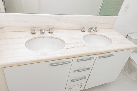 Casa à venda com 250m², 5 quartos e 4 vagas Casa à venda com 250m², 5 quartos e 4 vagasBanheiro 2