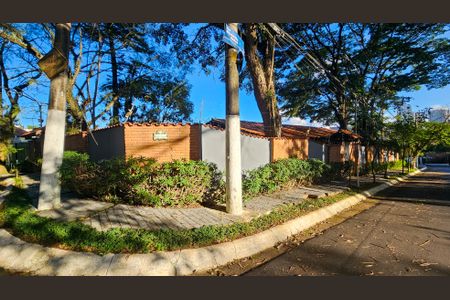 Casa à venda com 250m², 5 quartos e 4 vagas Casa à venda com 250m², 5 quartos e 4 vagasFachada