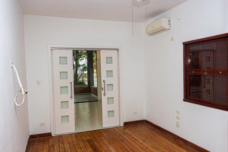 Casa à venda com 250m², 5 quartos e 4 vagas Casa à venda com 250m², 5 quartos e 4 vagasSala de TV