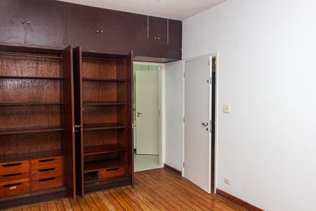 Casa à venda com 250m², 5 quartos e 4 vagas Casa à venda com 250m², 5 quartos e 4 vagasSala de TV