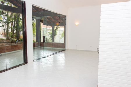 Casa à venda com 250m², 5 quartos e 4 vagas Casa à venda com 250m², 5 quartos e 4 vagasSala