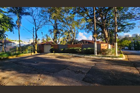 Casa à venda com 250m², 5 quartos e 4 vagas Casa à venda com 250m², 5 quartos e 4 vagasFachada