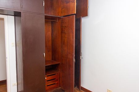 Casa à venda com 250m², 5 quartos e 4 vagas Casa à venda com 250m², 5 quartos e 4 vagasQuarto 2