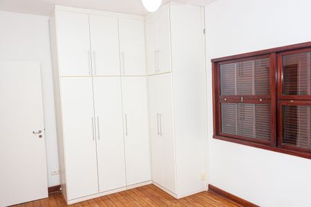 Casa à venda com 250m², 5 quartos e 4 vagas Casa à venda com 250m², 5 quartos e 4 vagasQuarto 4