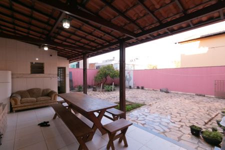 Casa à venda com 360m², 4 quartos e 3 vagas Casa à venda com 360m², 4 quartos e 3 vagasÁrea comum
