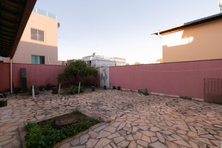 Casa à venda com 360m², 4 quartos e 3 vagas Casa à venda com 360m², 4 quartos e 3 vagasÁrea comum