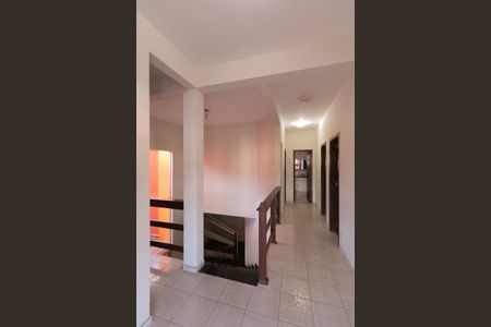 Casa à venda com 360m², 4 quartos e 3 vagas Casa à venda com 360m², 4 quartos e 3 vagasCorredor