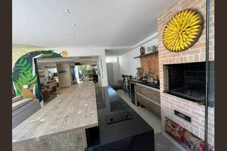 Casa à venda com 180m², 5 quartos e 2 vagas Casa à venda com 180m², 5 quartos e 2 vagasFoto 03