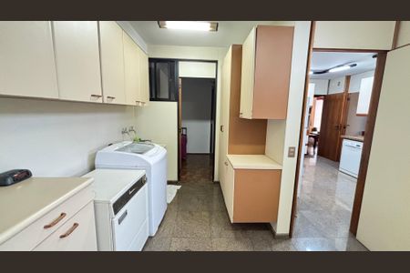 Apartamento à venda com 298m², 3 quartos e 3 vagas Apartamento à venda com 298m², 3 quartos e 3 vagasÁrea de Serviço