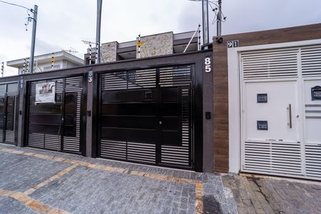 Casa à venda com 137m², 3 quartos e 2 vagas Casa à venda com 137m², 3 quartos e 2 vagasFachada