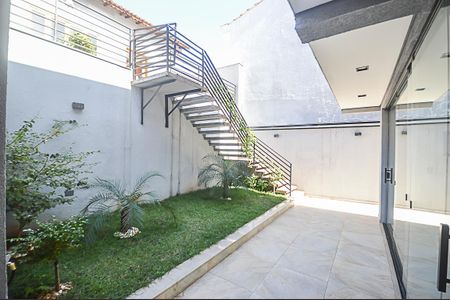 Casa à venda com 340m², 3 quartos e 6 vagas Casa à venda com 340m², 3 quartos e 6 vagasQuintal