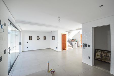 Casa à venda com 340m², 3 quartos e 6 vagas Casa à venda com 340m², 3 quartos e 6 vagasCozinha