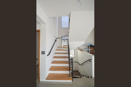 Casa à venda com 340m², 3 quartos e 6 vagas Casa à venda com 340m², 3 quartos e 6 vagasEscada