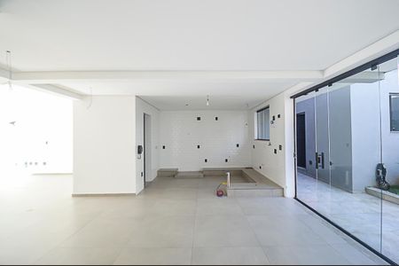 Casa à venda com 340m², 3 quartos e 6 vagas Casa à venda com 340m², 3 quartos e 6 vagasCozinha