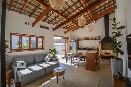 Casa à venda com 340m², 3 quartos e 6 vagas Casa à venda com 340m², 3 quartos e 6 vagasChurrasqueira