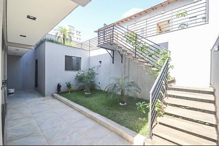 Casa à venda com 340m², 3 quartos e 6 vagas Casa à venda com 340m², 3 quartos e 6 vagasQuintal
