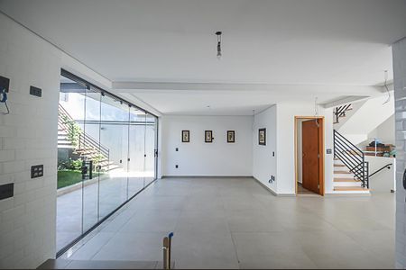 Casa à venda com 340m², 3 quartos e 6 vagas Casa à venda com 340m², 3 quartos e 6 vagasCozinha