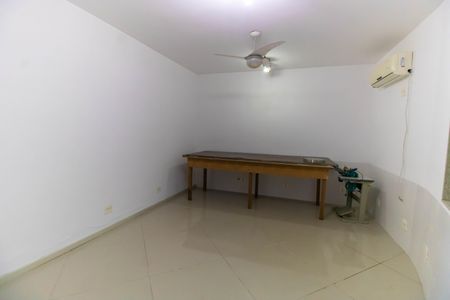 Casa de condomínio à venda com 261m², 4 quartos e 2 vagas Casa de condomínio à venda com 261m², 4 quartos e 2 vagasÁrea externa - Quarto