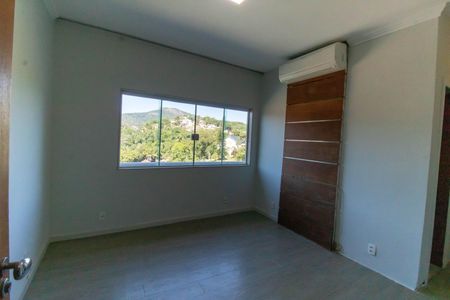 Casa de condomínio à venda com 261m², 4 quartos e 2 vagas Casa de condomínio à venda com 261m², 4 quartos e 2 vagasSuíte 3