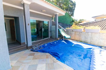 Casa de condomínio à venda com 261m², 4 quartos e 2 vagas Casa de condomínio à venda com 261m², 4 quartos e 2 vagasÁrea externa