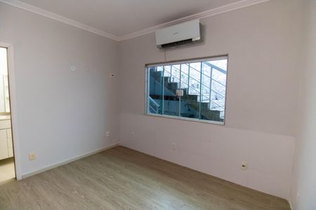 Casa de condomínio à venda com 261m², 4 quartos e 2 vagas Casa de condomínio à venda com 261m², 4 quartos e 2 vagasSuíte 1