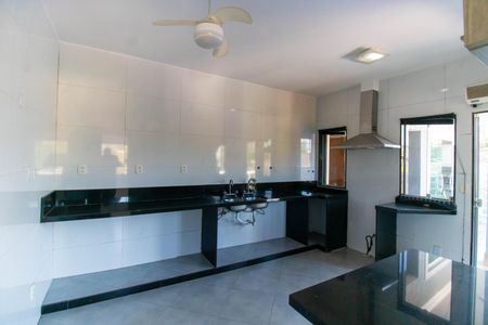 Casa de condomínio à venda com 261m², 4 quartos e 2 vagas Casa de condomínio à venda com 261m², 4 quartos e 2 vagasCozinha