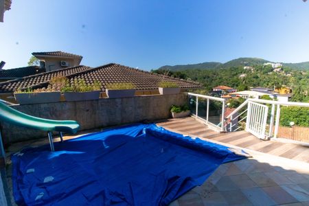 Casa de condomínio à venda com 261m², 4 quartos e 2 vagas Casa de condomínio à venda com 261m², 4 quartos e 2 vagasÁrea externa