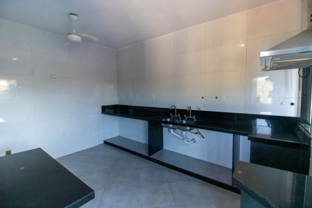 Casa de condomínio à venda com 261m², 4 quartos e 2 vagas Casa de condomínio à venda com 261m², 4 quartos e 2 vagasCozinha