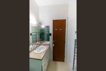 Casa de condomínio à venda com 261m², 4 quartos e 2 vagas Casa de condomínio à venda com 261m², 4 quartos e 2 vagasBanheiro da Suíte 3