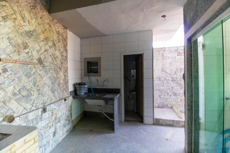 Casa de condomínio à venda com 261m², 4 quartos e 2 vagas Casa de condomínio à venda com 261m², 4 quartos e 2 vagasÁrea externa